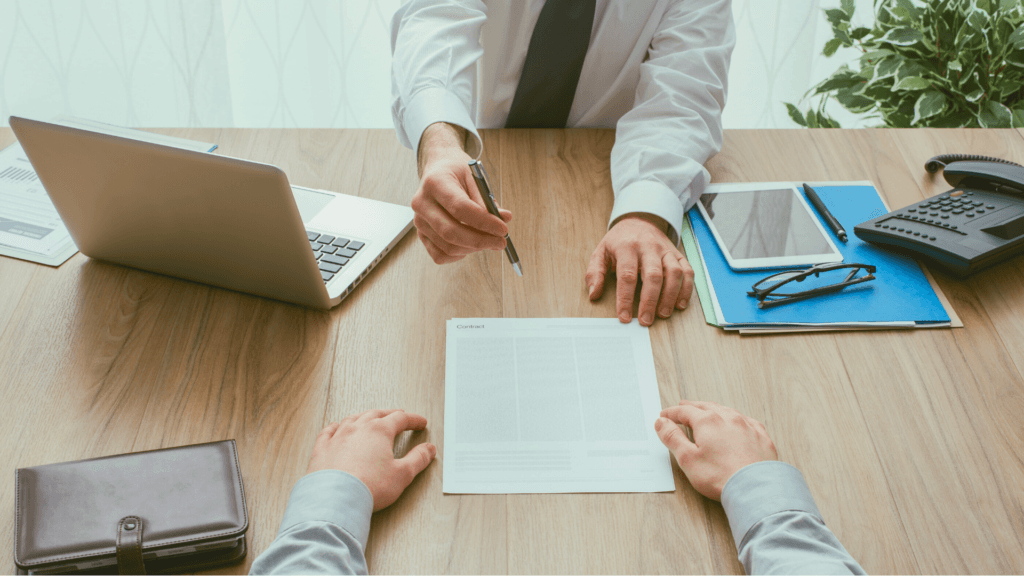 Duas pessoas assinando um contrato